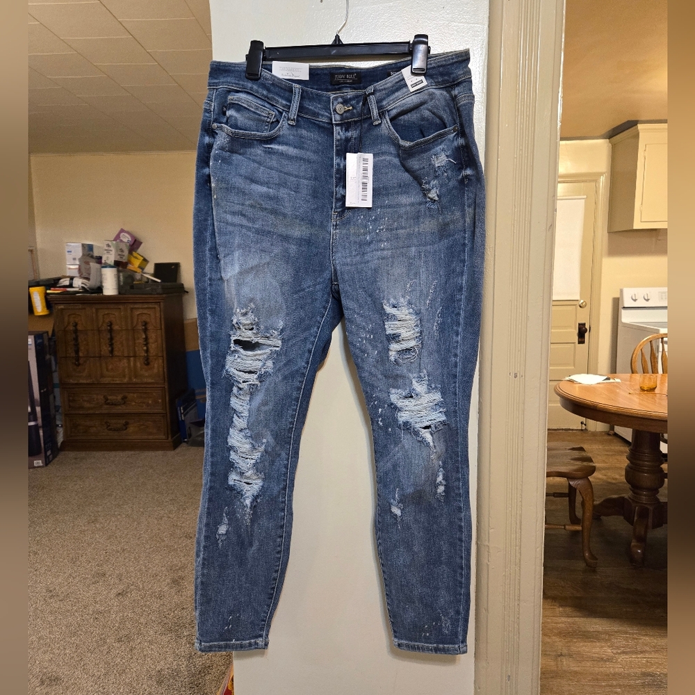 Brand new!! NWT Judy Blue stretchy distressed denim skinny jeans size 18W